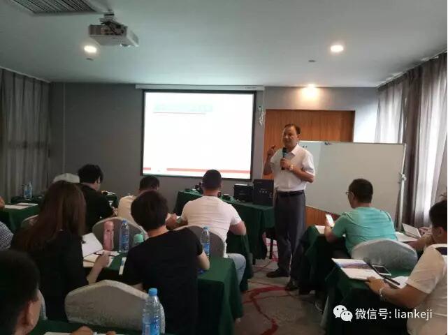 LOL(S12)全球总决赛外围科技设备能量云管理研究院院长陶逊为大家授课.jpg LOL(S12)全球总决赛外围科技设备能量云管理研究院院长陶逊为大家授课.jpg